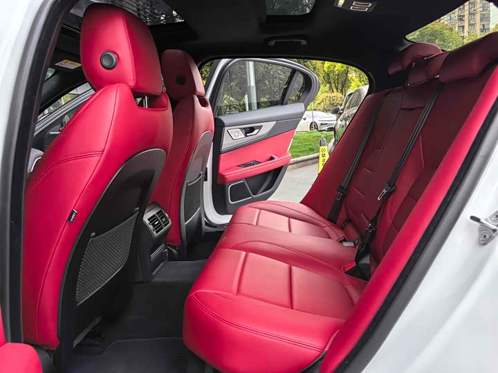 Фото 6 - Jaguar XE L