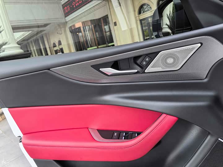 Фото 7 - Jaguar XE L