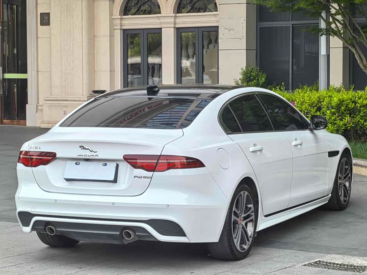 Фото 8 - Jaguar XE L