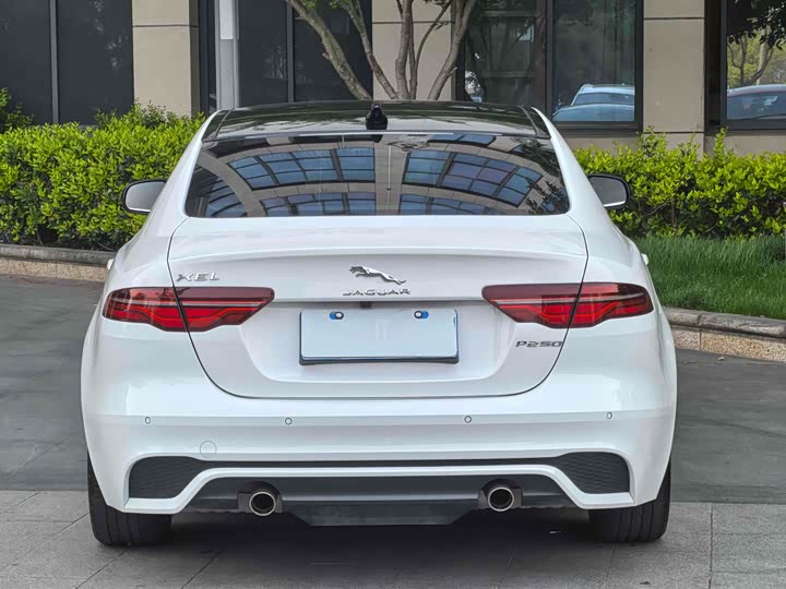 Фото 9 - Jaguar XE L