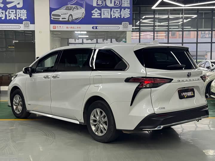 Фото 10 - Toyota Granvia