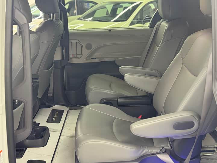 Фото 5 - Toyota Granvia