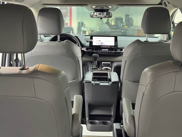 Фото 6 - Toyota Granvia