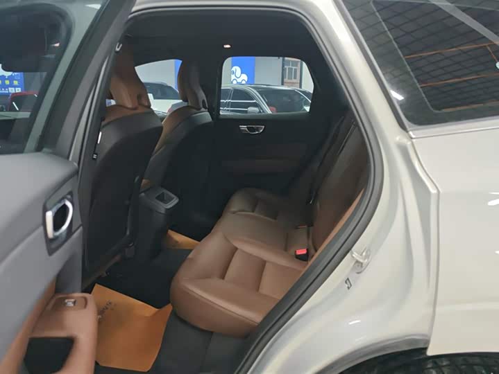 Фото 11 - Volvo XC60