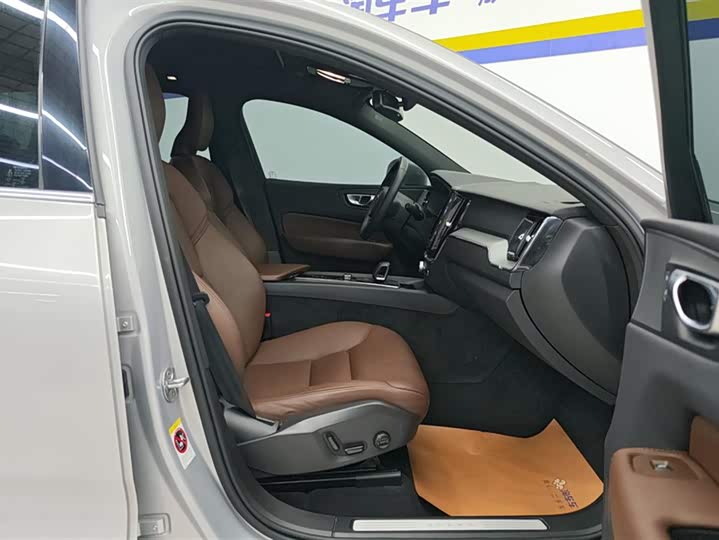 Фото 8 - Volvo XC60