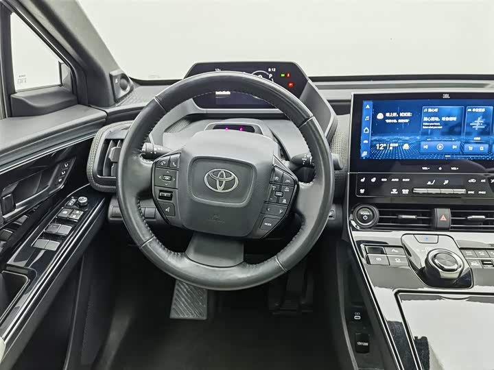 Фото 11 - Toyota bZ4X