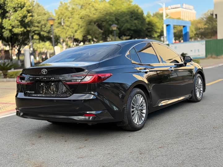 Фото 10 - Toyota Camry