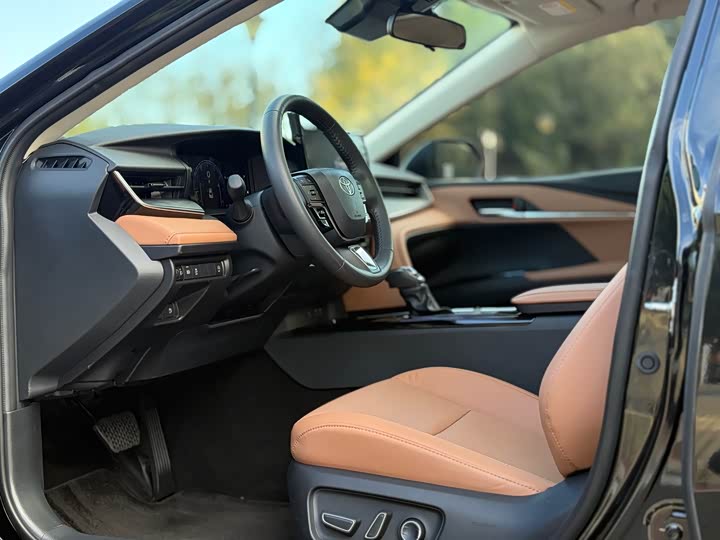 Фото 4 - Toyota Camry