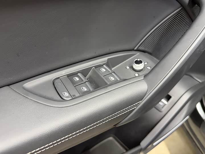 Фото 21 - Audi Q5L