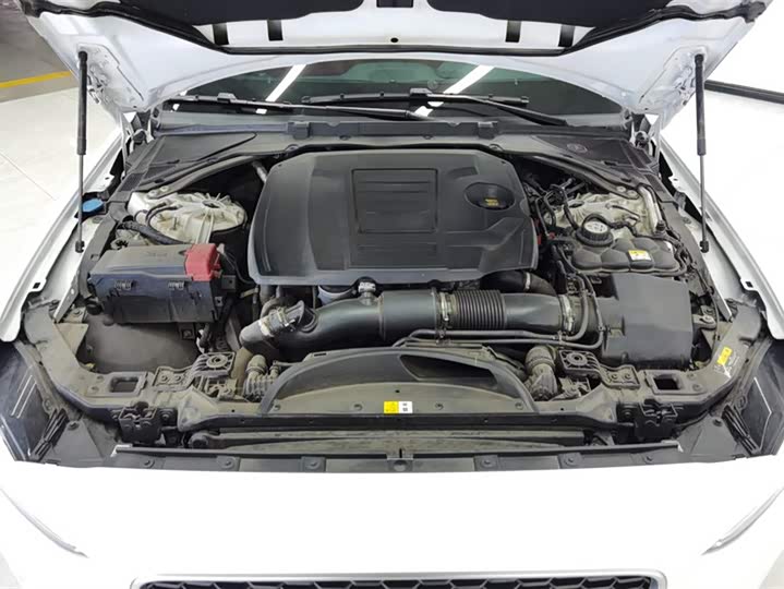 Фото 10 - Jaguar XE L