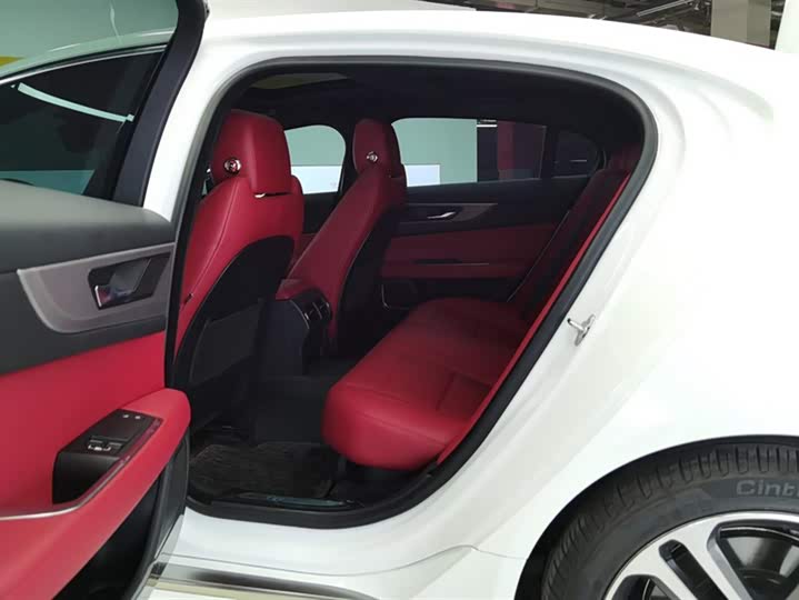 Фото 11 - Jaguar XE L