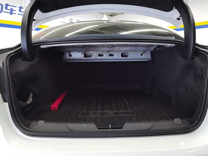 Фото 4 - Jaguar XE L