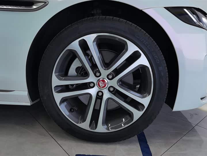 Фото 6 - Jaguar XE L