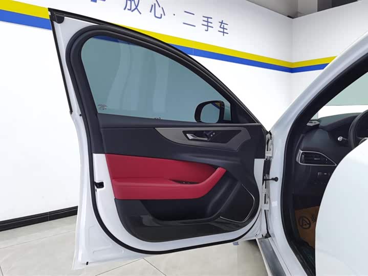 Фото 7 - Jaguar XE L