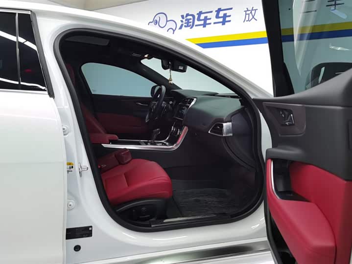 Фото 8 - Jaguar XE L