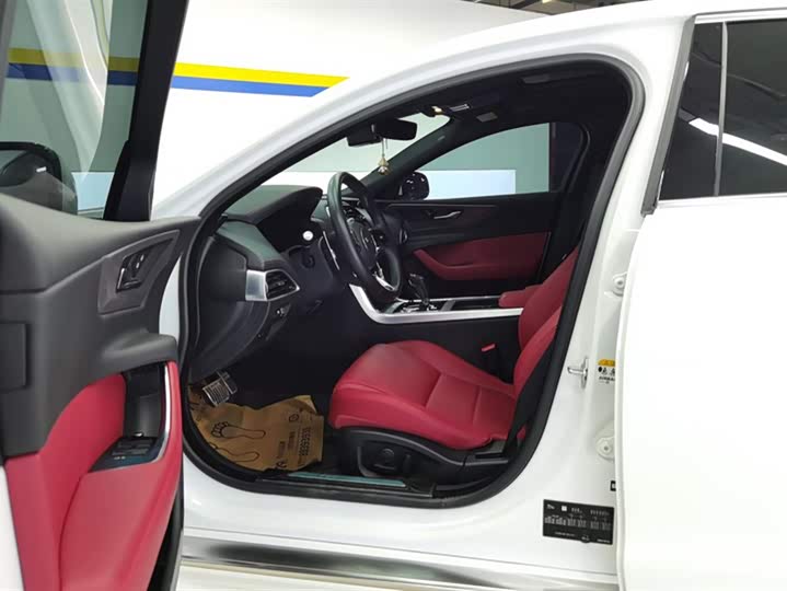 Фото 9 - Jaguar XE L