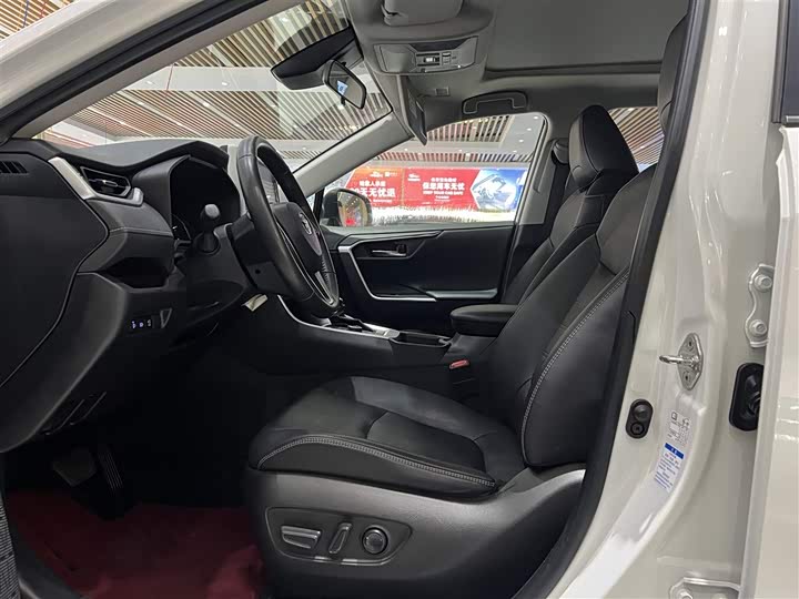 Фото 10 - Toyota RAV4