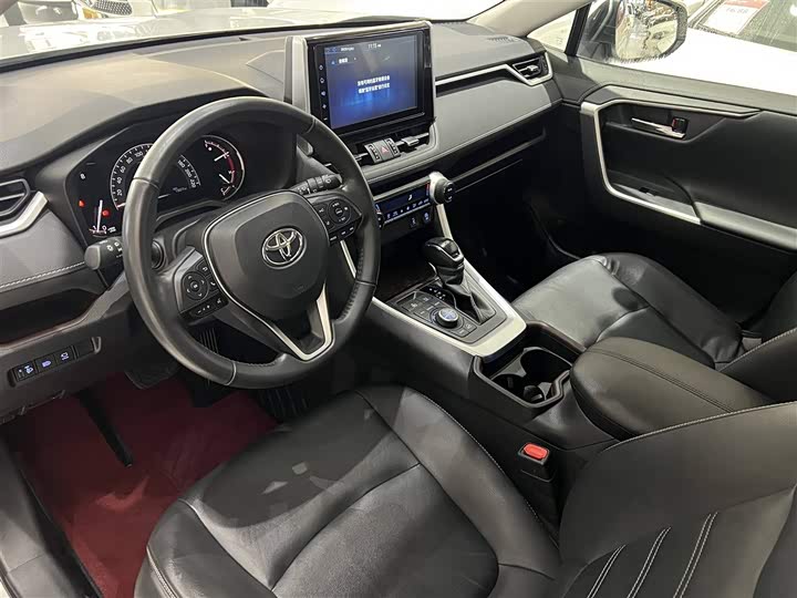 Фото 11 - Toyota RAV4