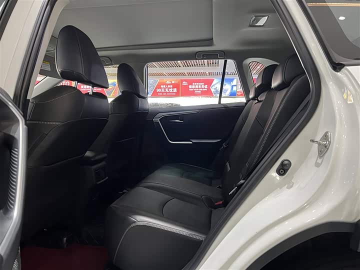 Фото 12 - Toyota RAV4