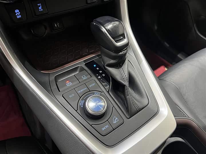 Фото 17 - Toyota RAV4