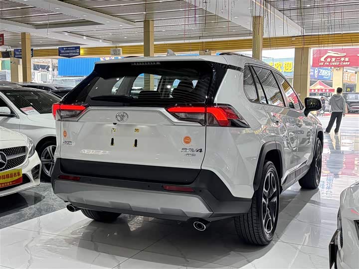 Фото 6 - Toyota RAV4