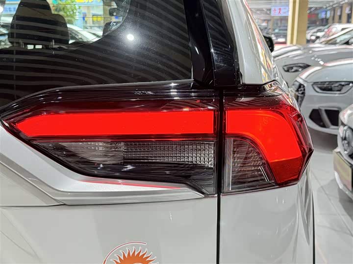 Фото 8 - Toyota RAV4