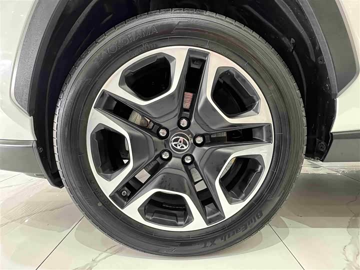 Фото 9 - Toyota RAV4