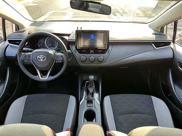 Фото 10 - Toyota Corolla