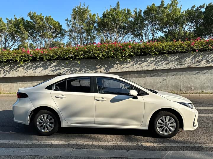 Фото 18 - Toyota Corolla