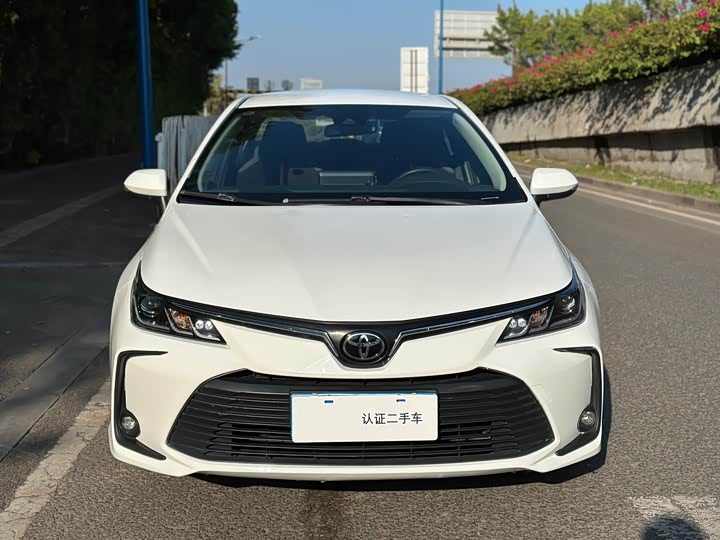 Фото 2 - Toyota Corolla