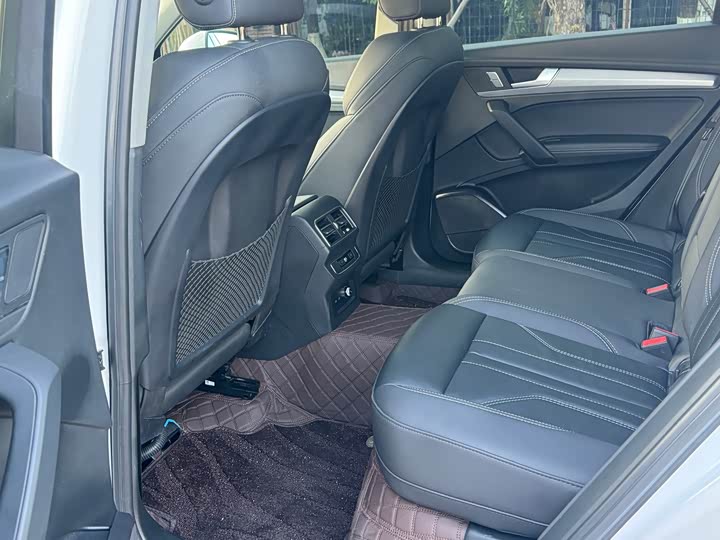 Фото 10 - Audi Q5L