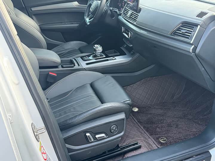 Фото 11 - Audi Q5L