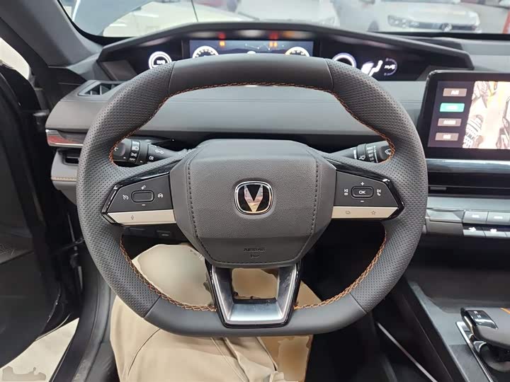 Фото 11 - Changan UNI-V Hybrid