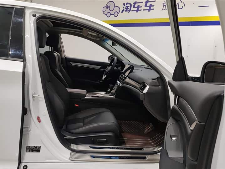 Фото 8 - Honda Accord