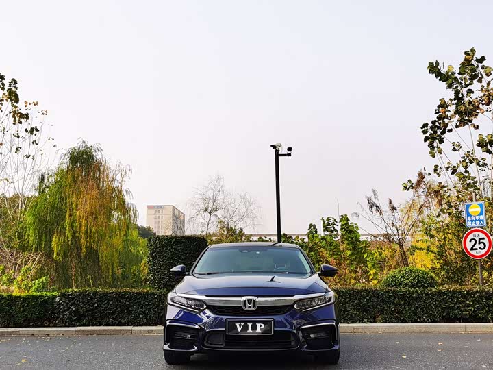 Фото 2 - Honda Inspire