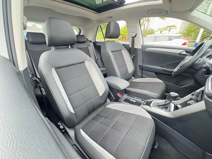 Фото 13 - Volkswagen T-Roc