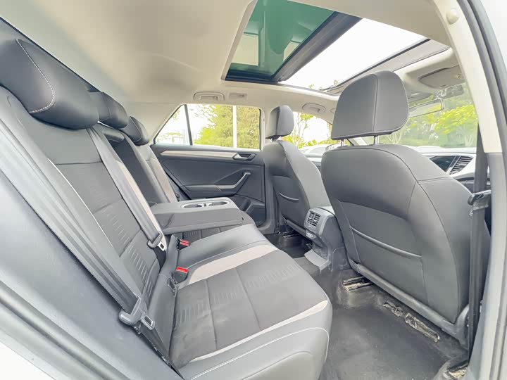 Фото 14 - Volkswagen T-Roc