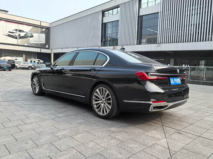 Фото 2 - BMW 7 Series