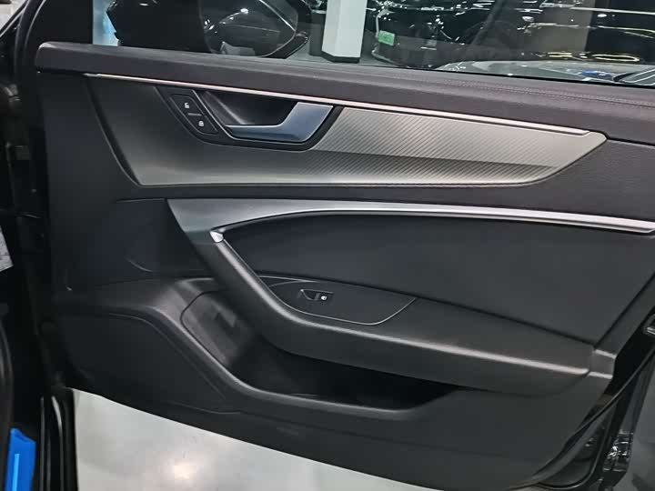 Фото 12 - Audi A6L