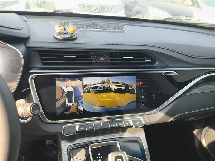 Фото 13 - Geely Atlas