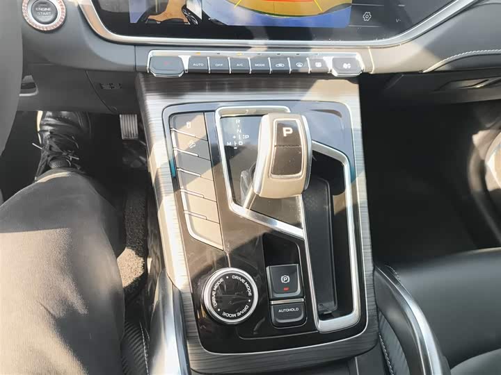 Фото 14 - Geely Atlas