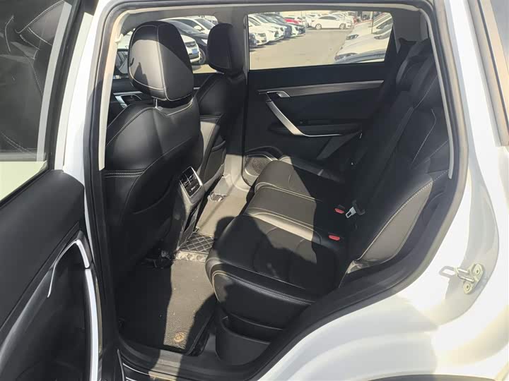 Фото 17 - Geely Atlas