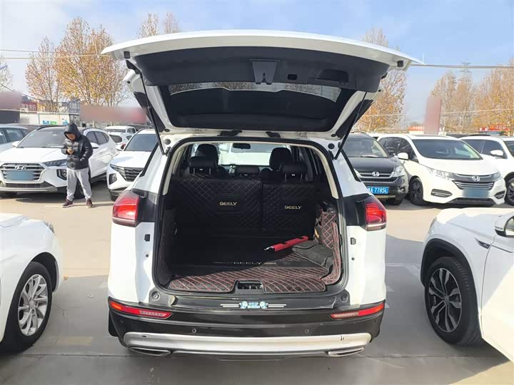 Фото 19 - Geely Atlas