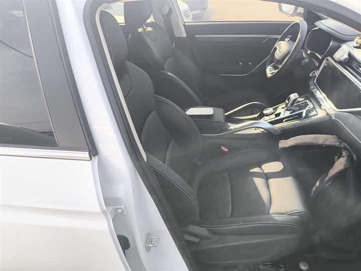 Фото 25 - Geely Atlas