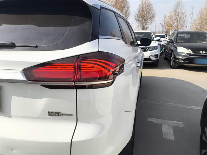 Фото 8 - Geely Atlas