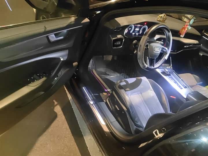 Фото 13 - Audi A6L