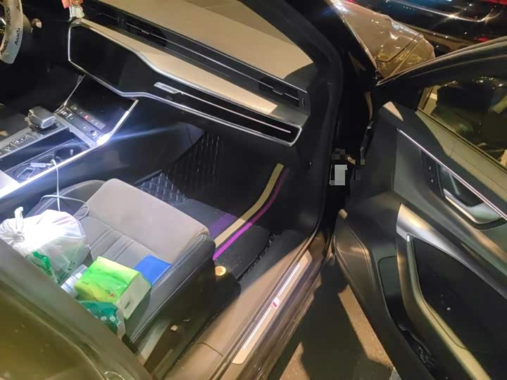 Фото 19 - Audi A6L