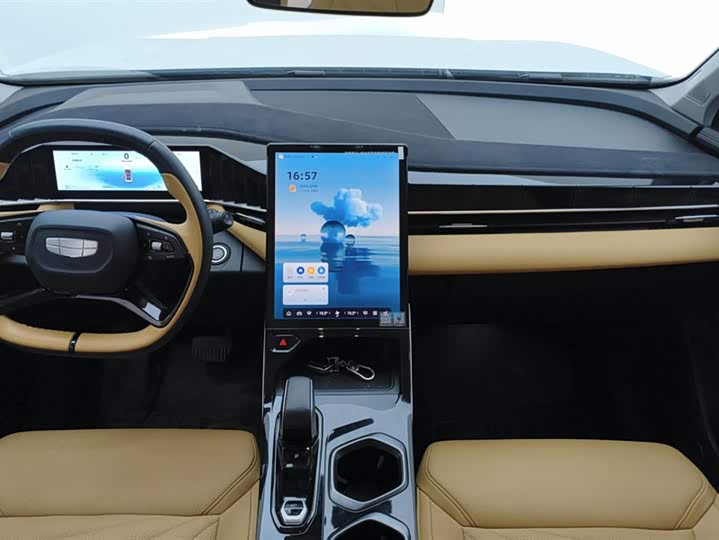 Фото 12 - Geely Atlas L