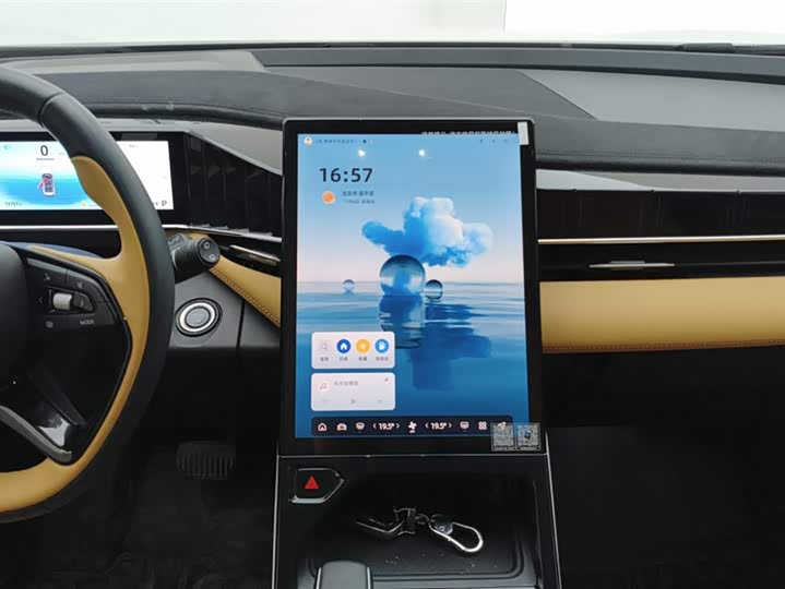 Фото 13 - Geely Atlas L