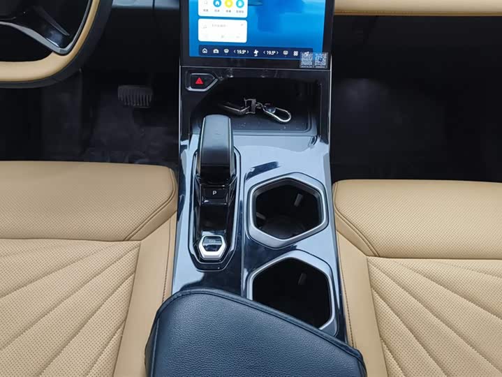 Фото 16 - Geely Atlas L